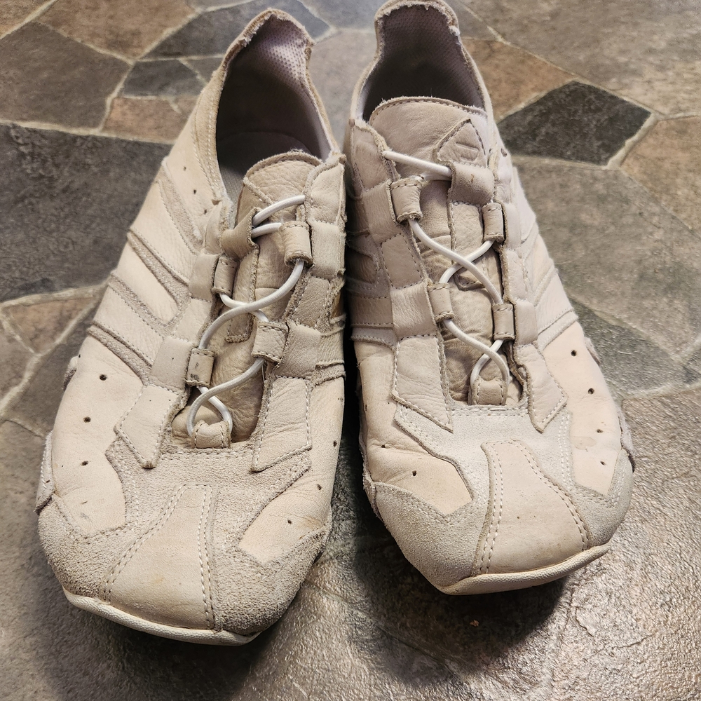 Tan Men's Athletic Shoes with Textured Design and Elastic Lacing